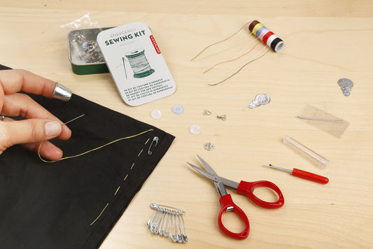 CD134-SEWING_KIT-TIN_ACTION-4552_3f729e2f41d82fd1b9176e0cdcd9ae15.jpg
