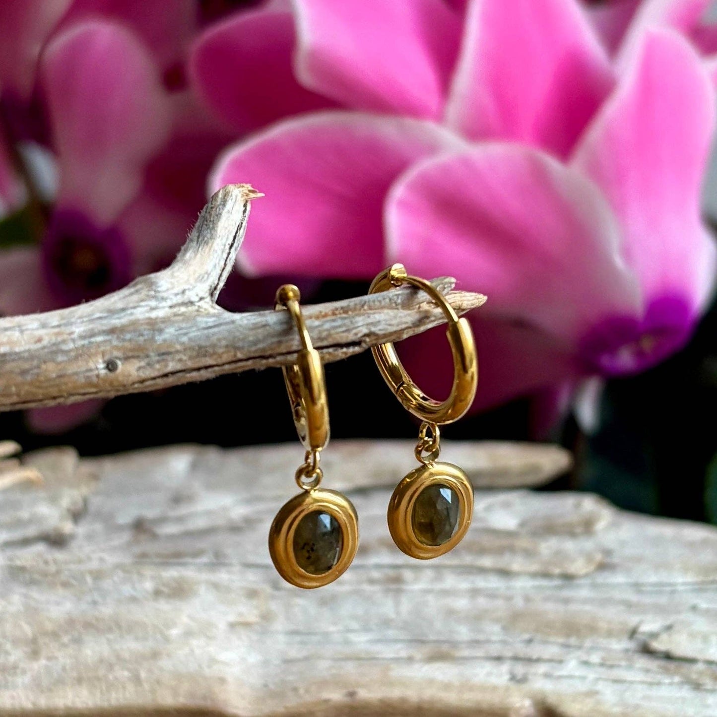 Faceted Huggie Øredobber