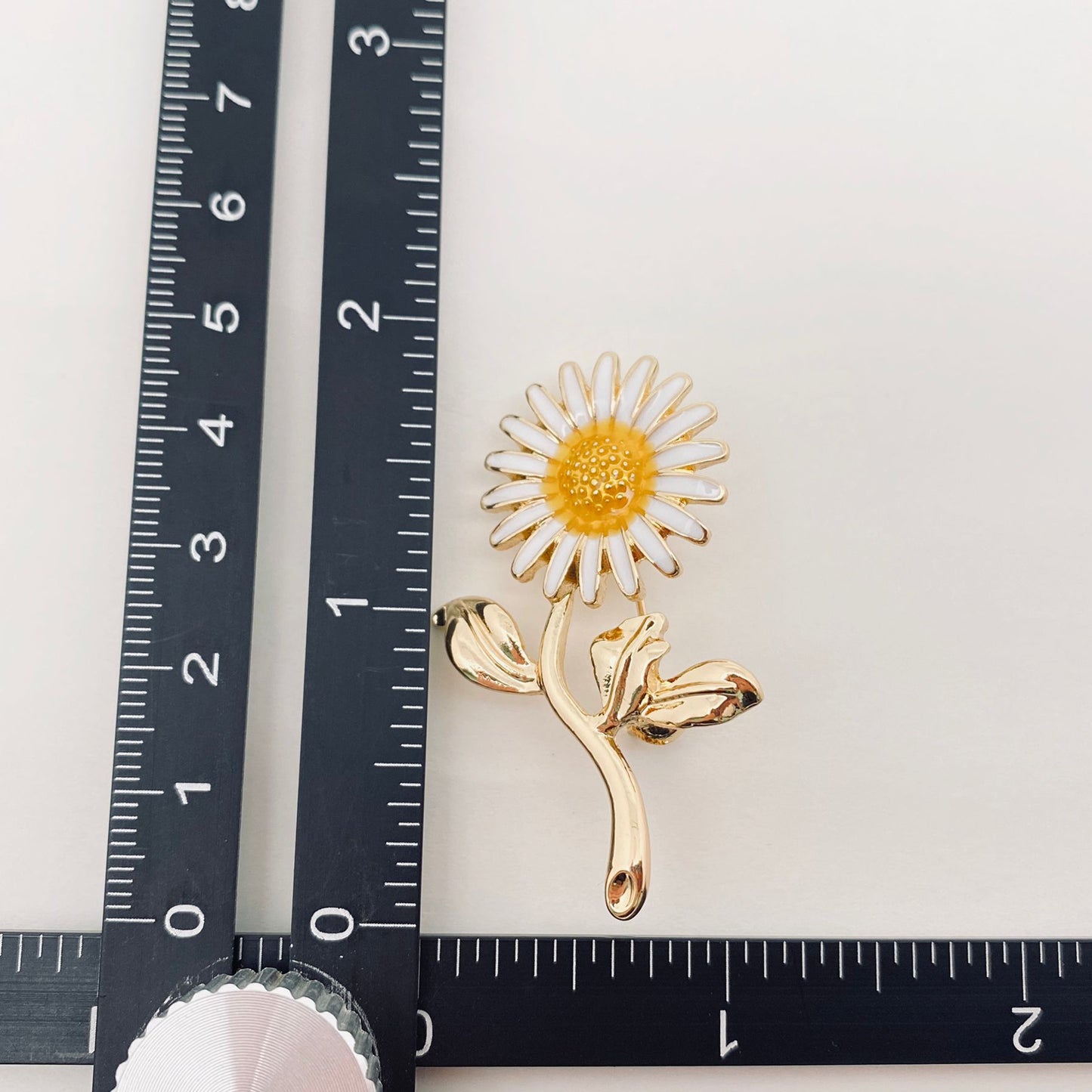 Daisy Brosje