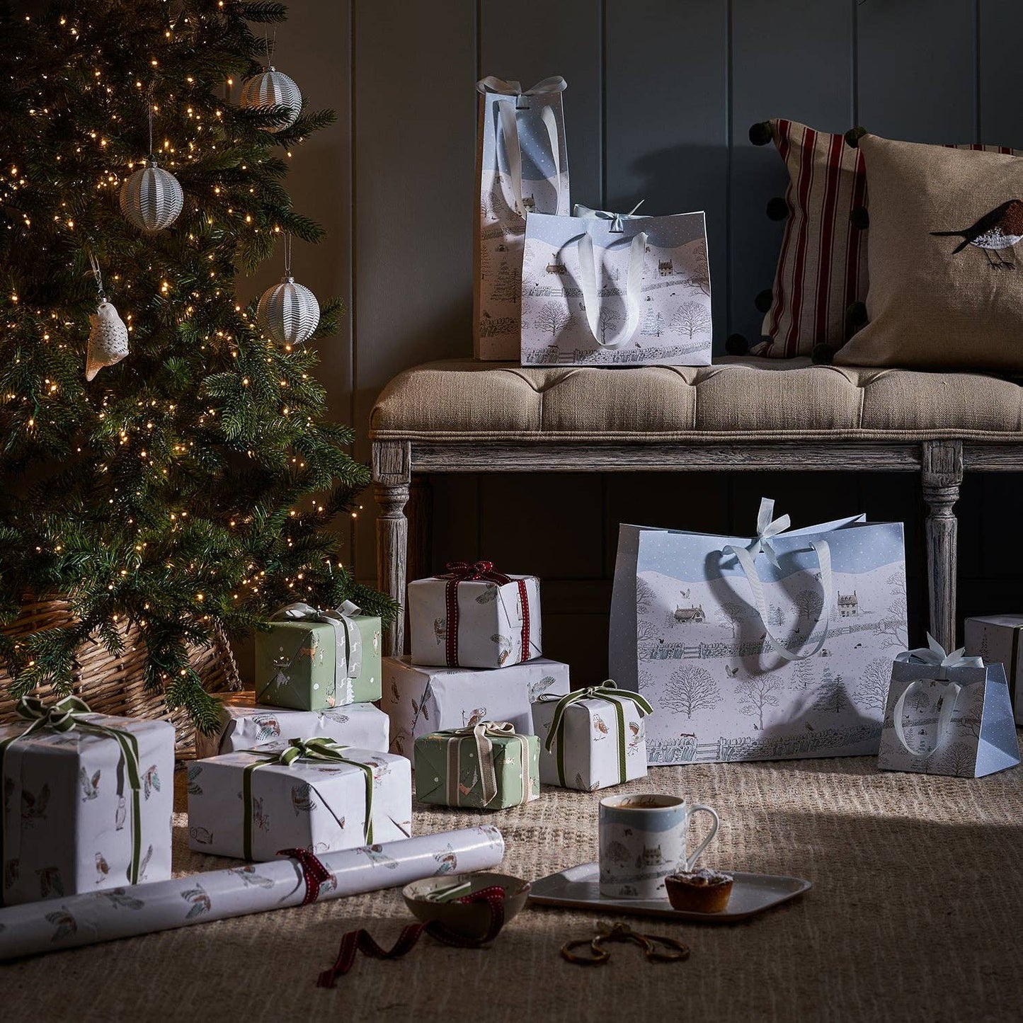 Snowy Cottage Flaskepose