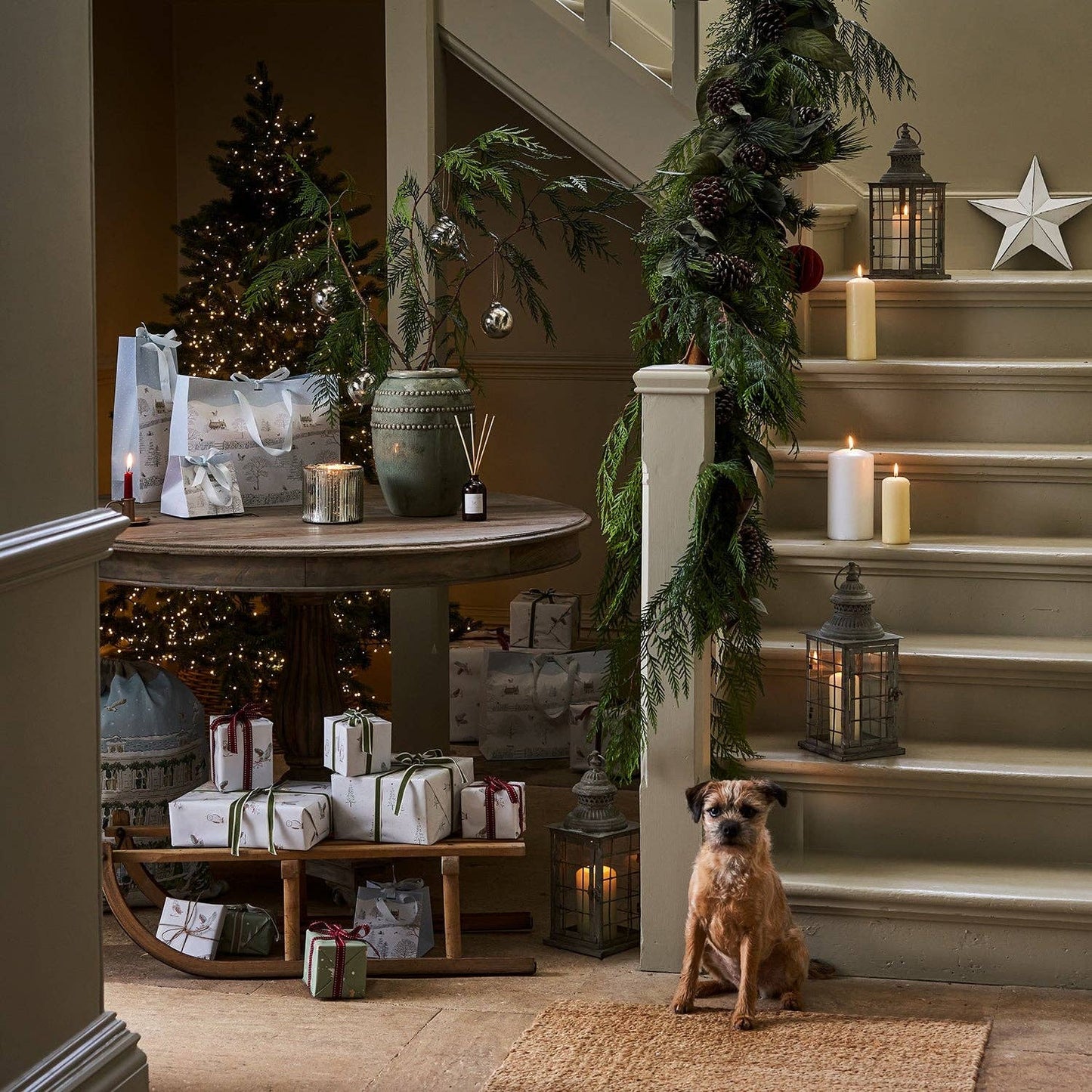 Snowy Cottage Flaskepose