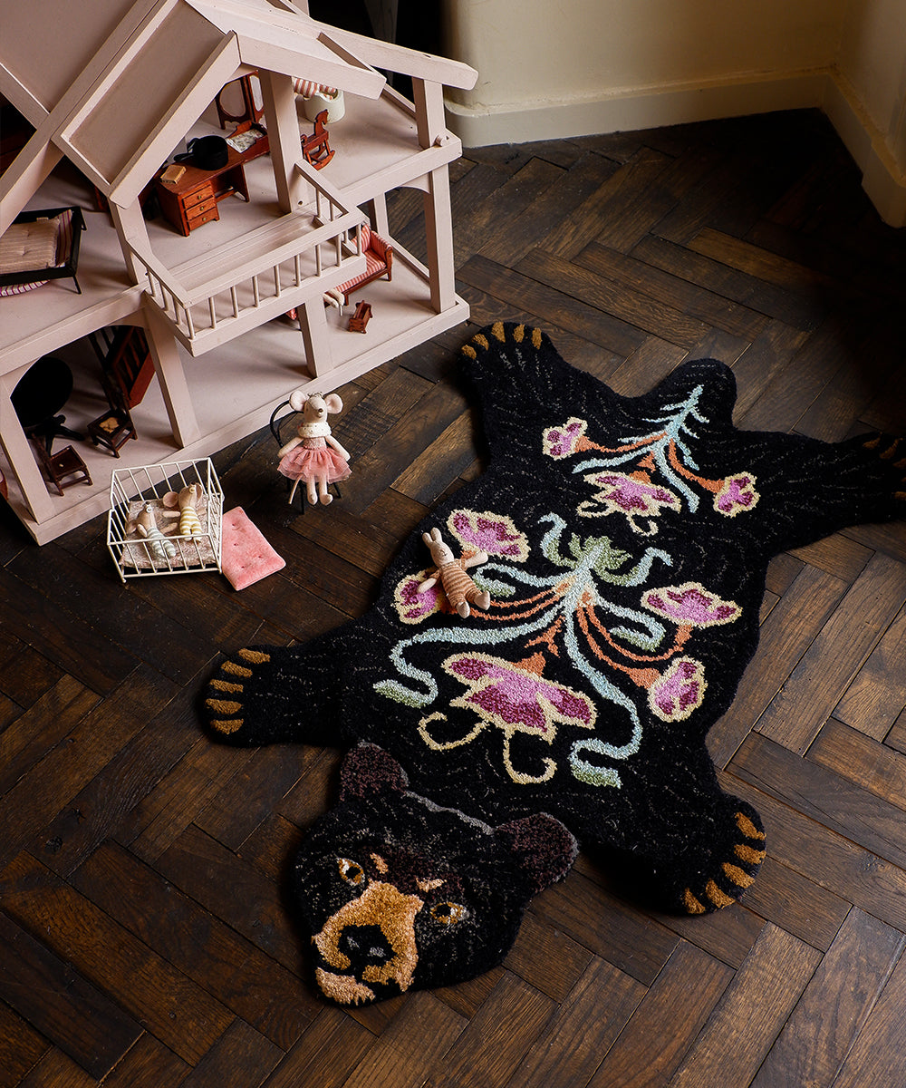 Floral Black Bear Teppe