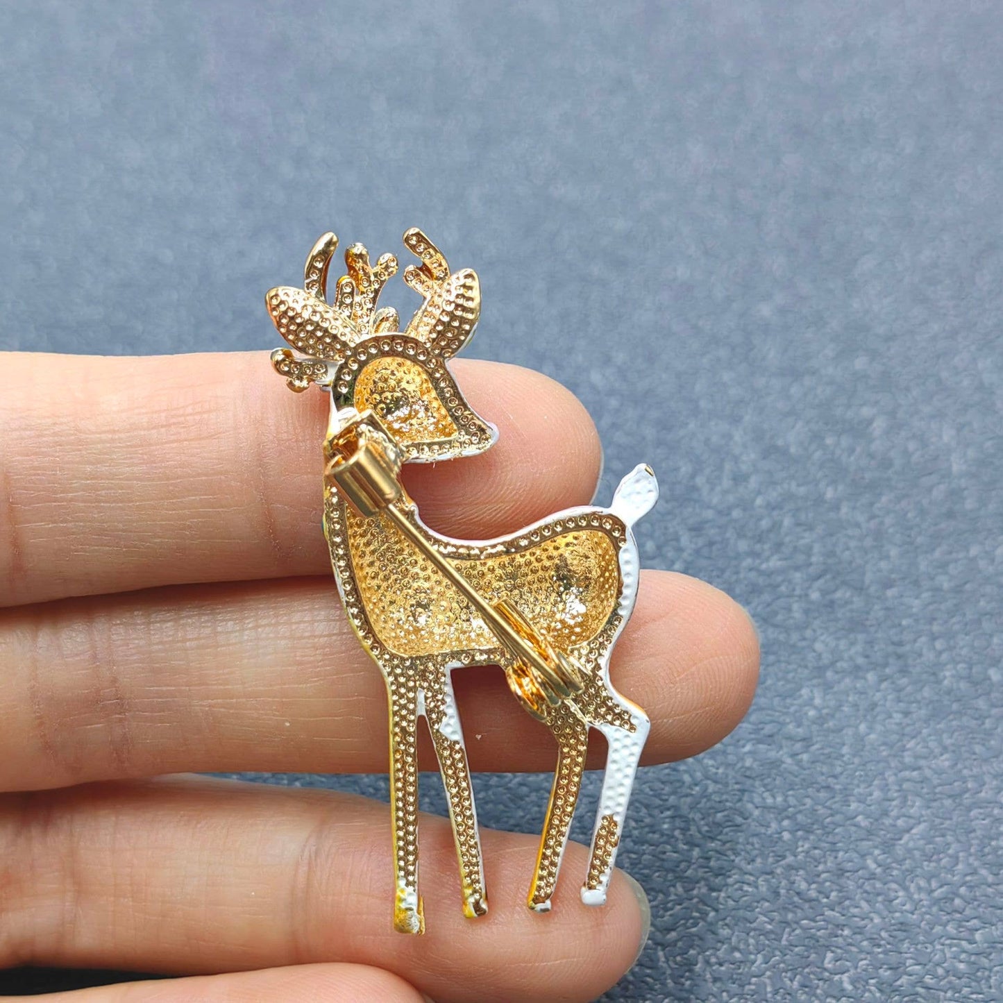 Yellow Sika Deer Brosje