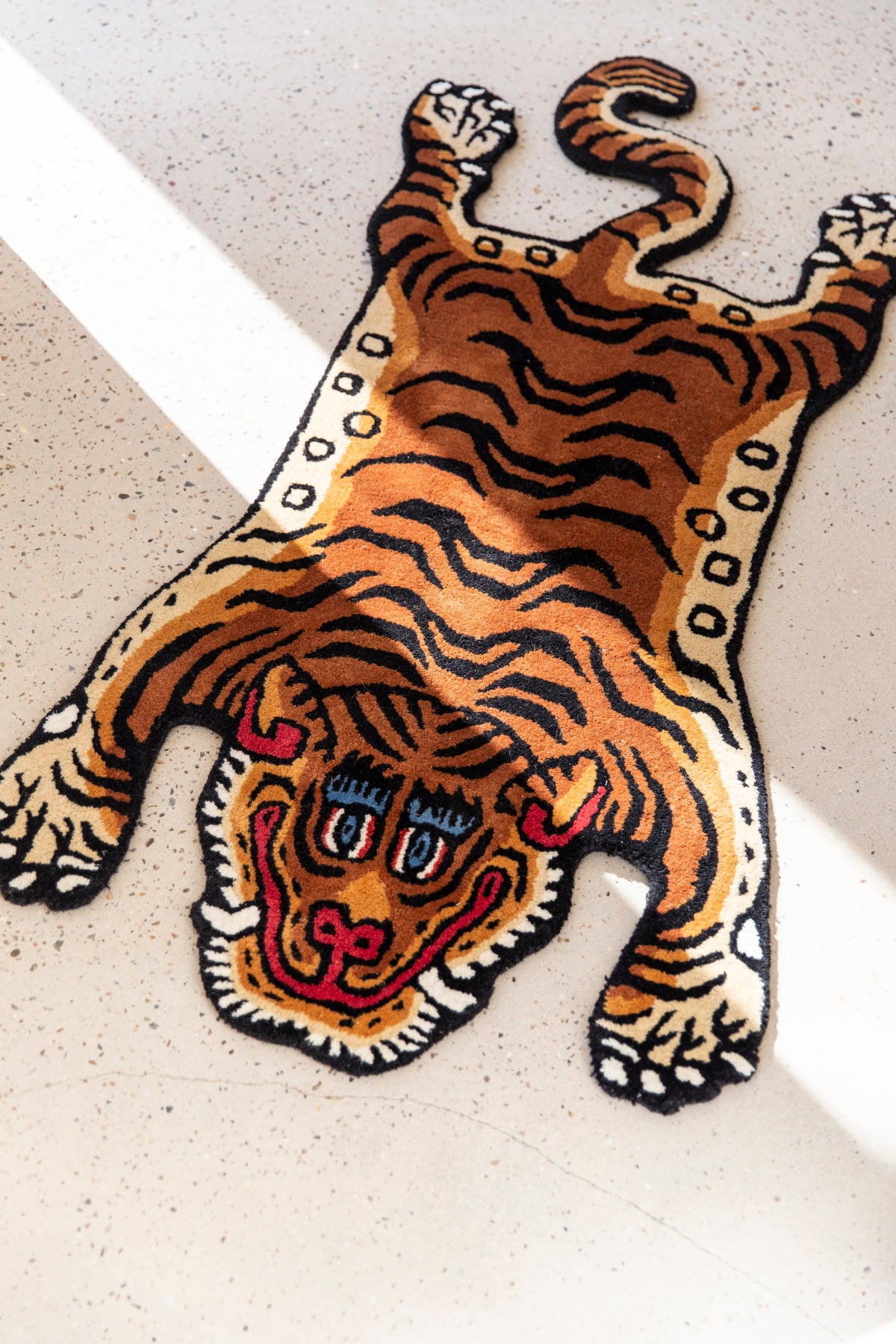Tiger rug large (primary)